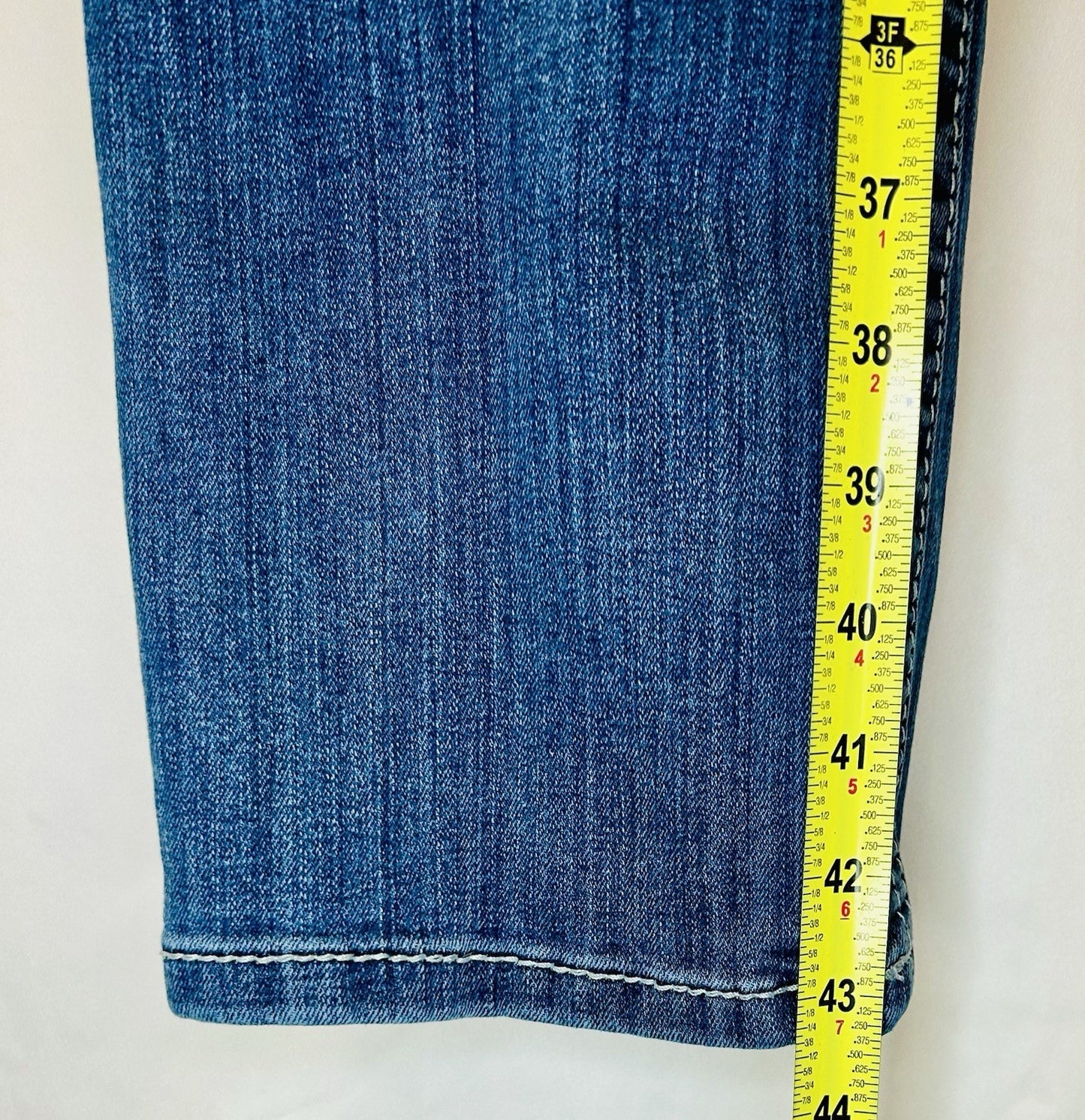 Ariat Real Denim 30L MidRise Straight Jeans | Medium Wash | *Measured To 31x34*
