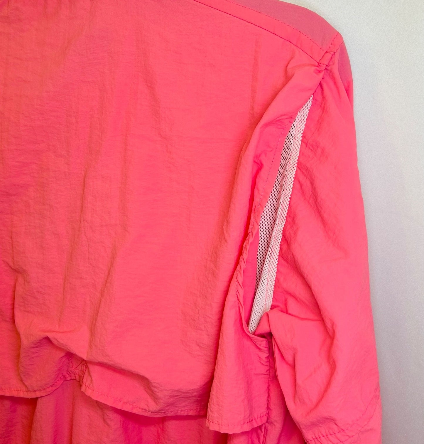 Spicy Tuna Hot Pink Fishing Shirt Mens Medium Nylon Outdoors Summer Short Sleeve