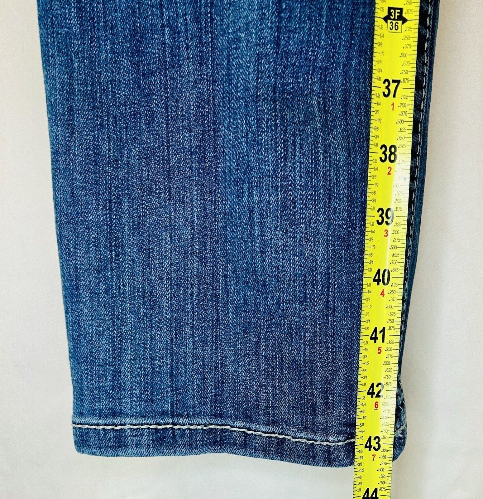 Ariat Real Denim 30L MidRise Straight Jeans | Medium Wash | *Measured To 31x34*