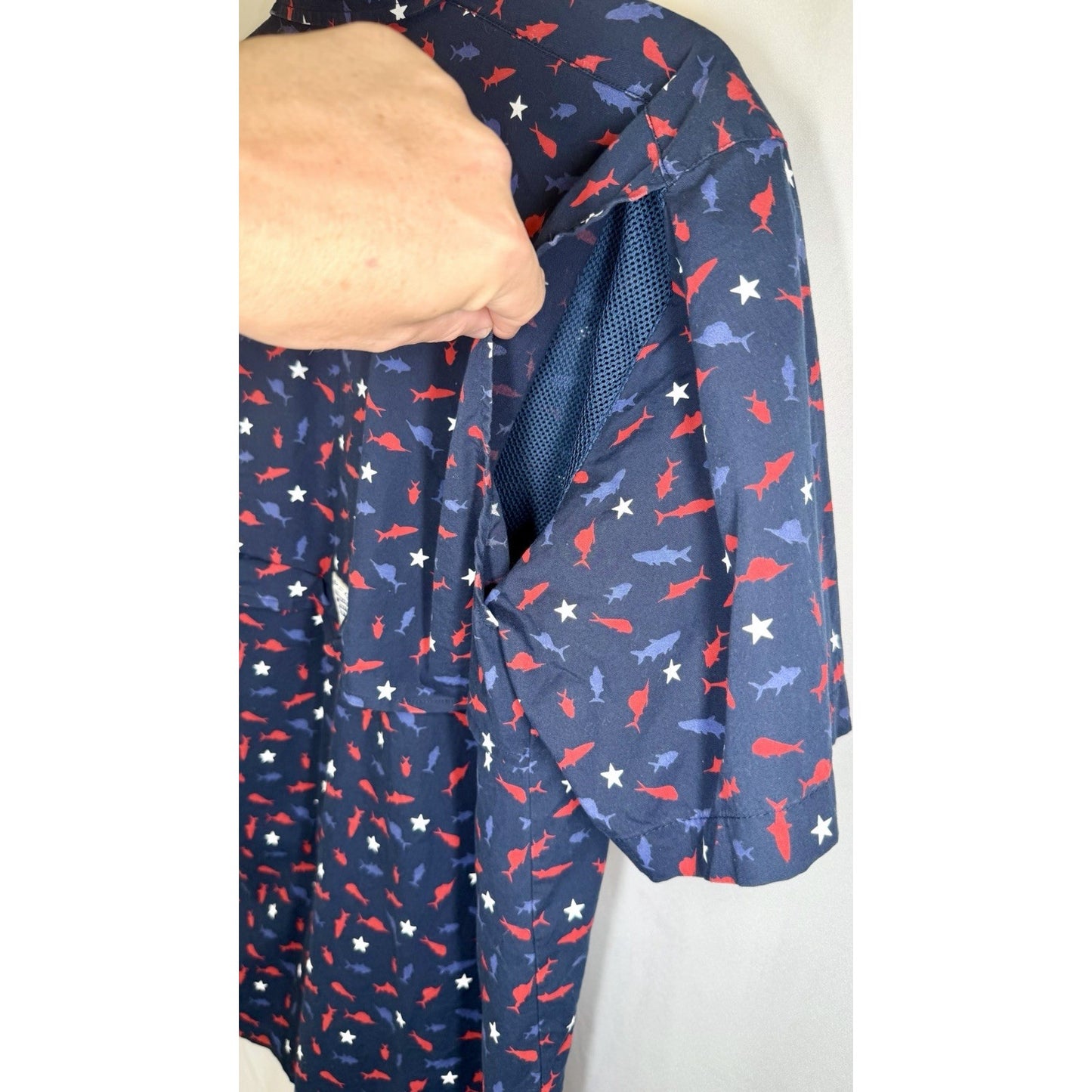 Columbia PFG Fish All OverShort Sleeve Button Front Shirt Men's Small Blue