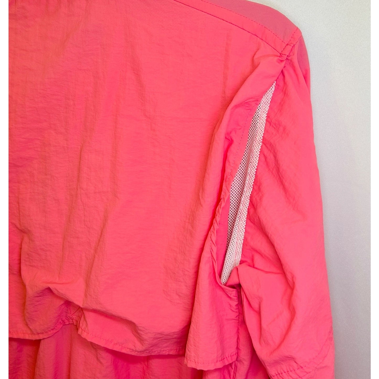 Spicy Tuna Hot Pink Fishing Shirt Mens Medium Nylon Outdoors Summer Short Sleeve