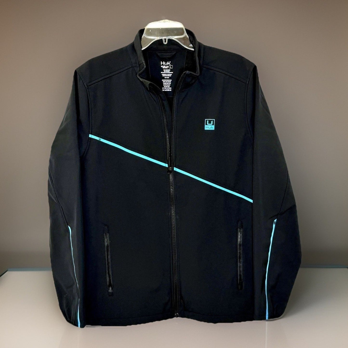 HUK CROSSLAKE WINDBLOCK JACKET / MEN’S SIZE LARGE / BLACK-BLUE
