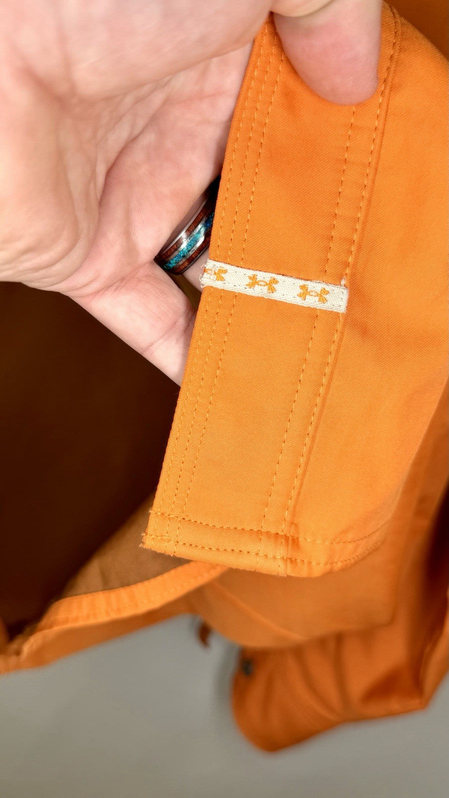 Under Armour Men’s Heat Gear LS Button Down Shirt  Sz Large Vented Neon Orange